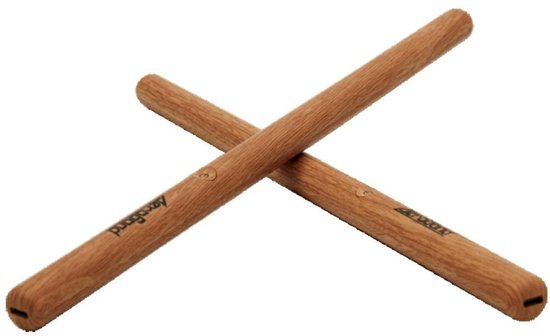 Twee houten drumstokken gekruist, op een witte achtergrond.