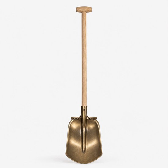 Een metalen steekschop met een licht gebogen blad van bronskleurig metaal, gemonteerd op een lange, rechte houten steel met een T-greep.