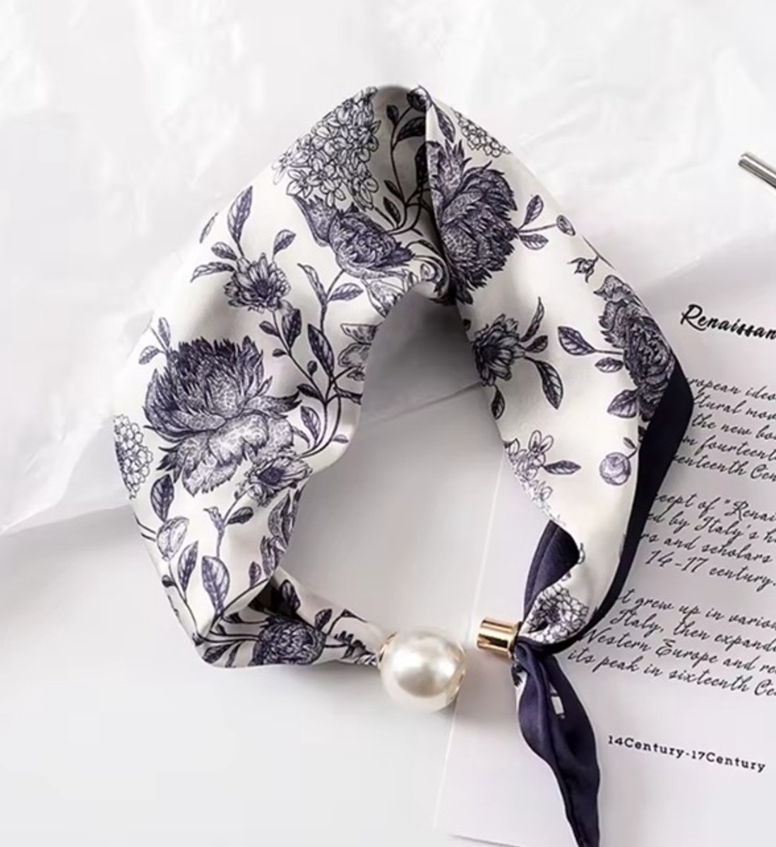 Sjaal crèmekleurig met blauwe bloemen en parel sluiting- Crèmekleurig - Sluiting met parel - Magneet - Scarf - Shawl - Accessoires - Hals - Parel - Goud - Blauw - Bloemen - Gewoon Leuk!