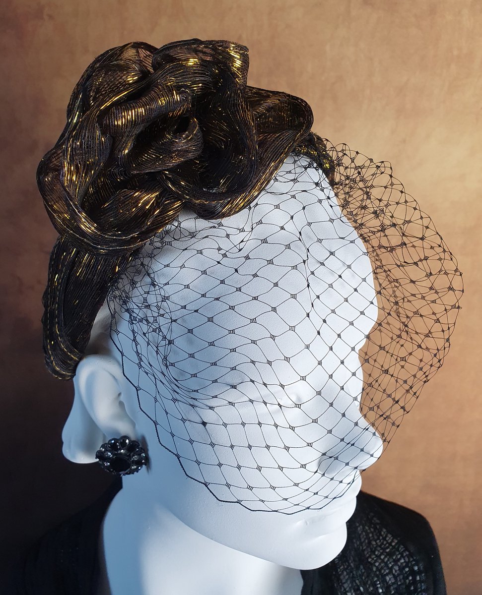 Creaciones Hoofdband Collectie – Hoofdband – Abaca-zijde goud/zwart – Sluier en bloem – Universele maat – Handgemaakt en Uniek