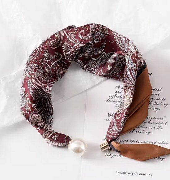 Bordeauxrode sjaal met paisleyprint en bruine vlakken, afgesloten met een parel en magneet.