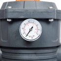 Grijze zandfilter met een witte drukmeter waarop de druk in psi en bar wordt aangegeven.