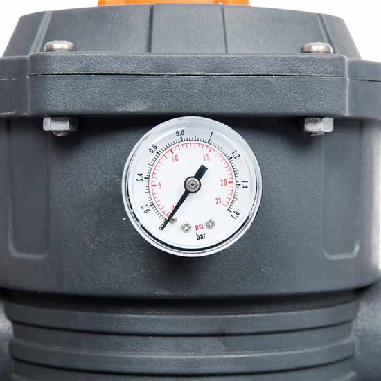 Grijze zandfilter met een witte drukmeter waarop de druk in psi en bar wordt aangegeven.