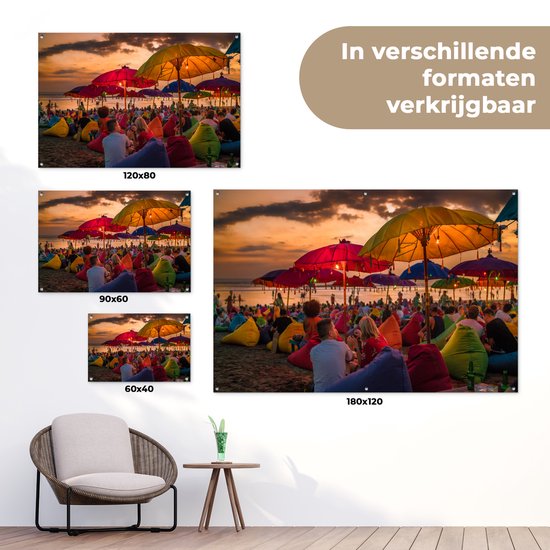Tuinposter 60x40 cm - Tuindecoratie Toeristen genieten van de zonsondergang bij het strand van Denpasar in Bali, Indonesië - Poster voor in de tuin - Buiten decoratie - Schutting tuinschilderij - Tuindoek muurdecoratie - Wanddecoratie balkondoek