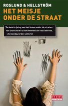 Boekcover: 'Het Meisje Onder De Straat' met handen die tegen een muur drukken.