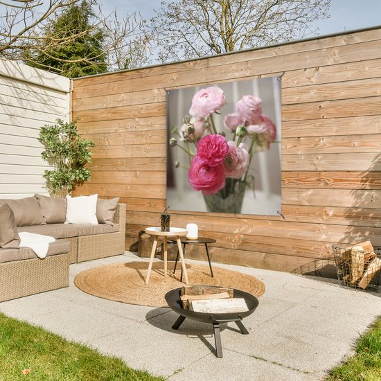 Affiche de jardin Renoncules roses sur fond flou 100x100 cm - Toile de jardin / Toile d'extérieur / Peintures d'extérieur (décoration de jardin)
