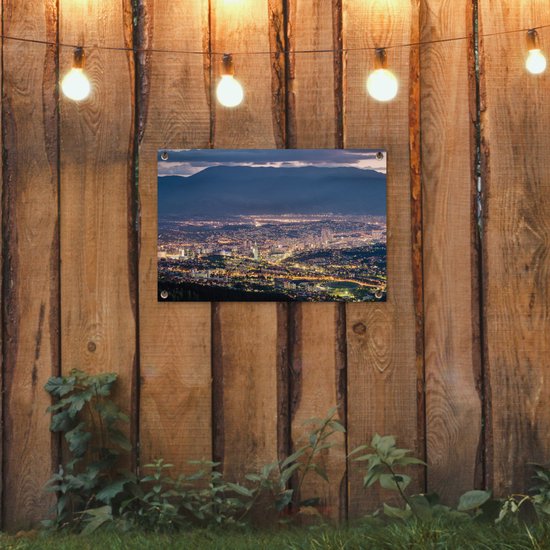 Dim Sarajevo devant une montagne en Bosnie-Herzégovine Poster Jardin 60x40 cm - petit - Toile de jardin / Toile d'extérieur / Peintures d'extérieur (décoration de jardin)
