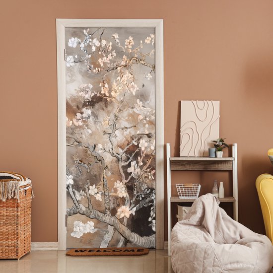 Deurposter met abstracte amandelbloesem in beige tinten, in een woonkamer met bruine muren.