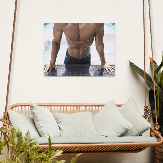 Un homme musclé se pousse hors de la piscine Affiche de jardin 80x60 cm - Toile de jardin / Toile d'extérieur / Peintures d'extérieur (décoration de jardin)