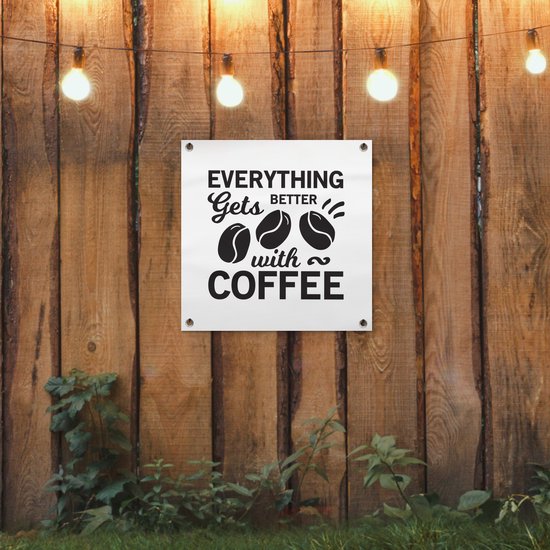 Affiche de jardin - Citation de Café Tout s'améliore avec un café sur fond blanc - 50x50 cm