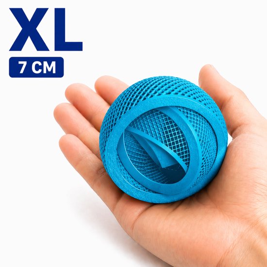 XL formaat blauwe fidget spinner bal in een hand, 7 cm