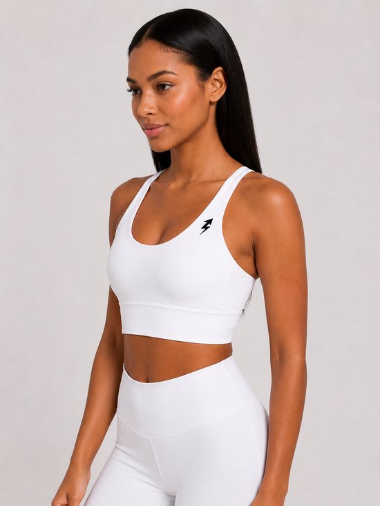 Wit sportvest met gekruiste bandjes op de rug en een zwart bliksemlogo op de borst.