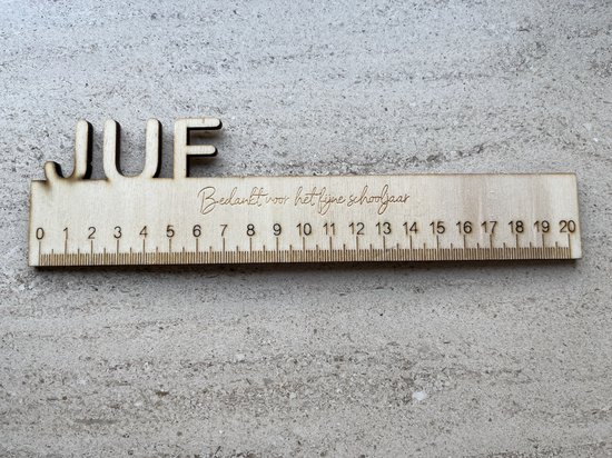 Houten liniaal met de tekst "JUF Bedankt voor het fijne schooljaar" en cijfers 0-20.