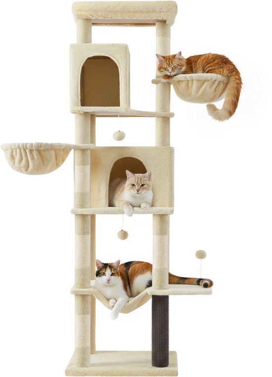 Grand arbre à chat beige à quatre niveaux, avec trois chats et deux hamacs.