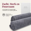 Twee opgerolde donkergrijze microvezel handdoeken met Beyeza logo verpakking.