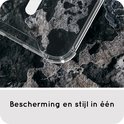 Transparante hoes met verstevigde hoeken, dichtbij gefotografeerd op een steen.