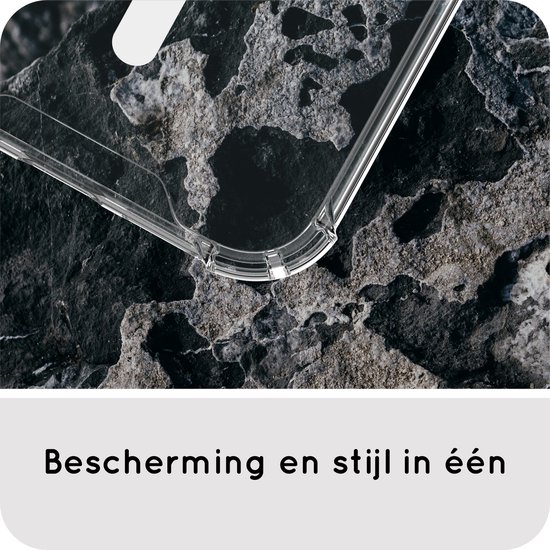 Transparante hoes met verstevigde hoeken, dichtbij gefotografeerd op een steen.
