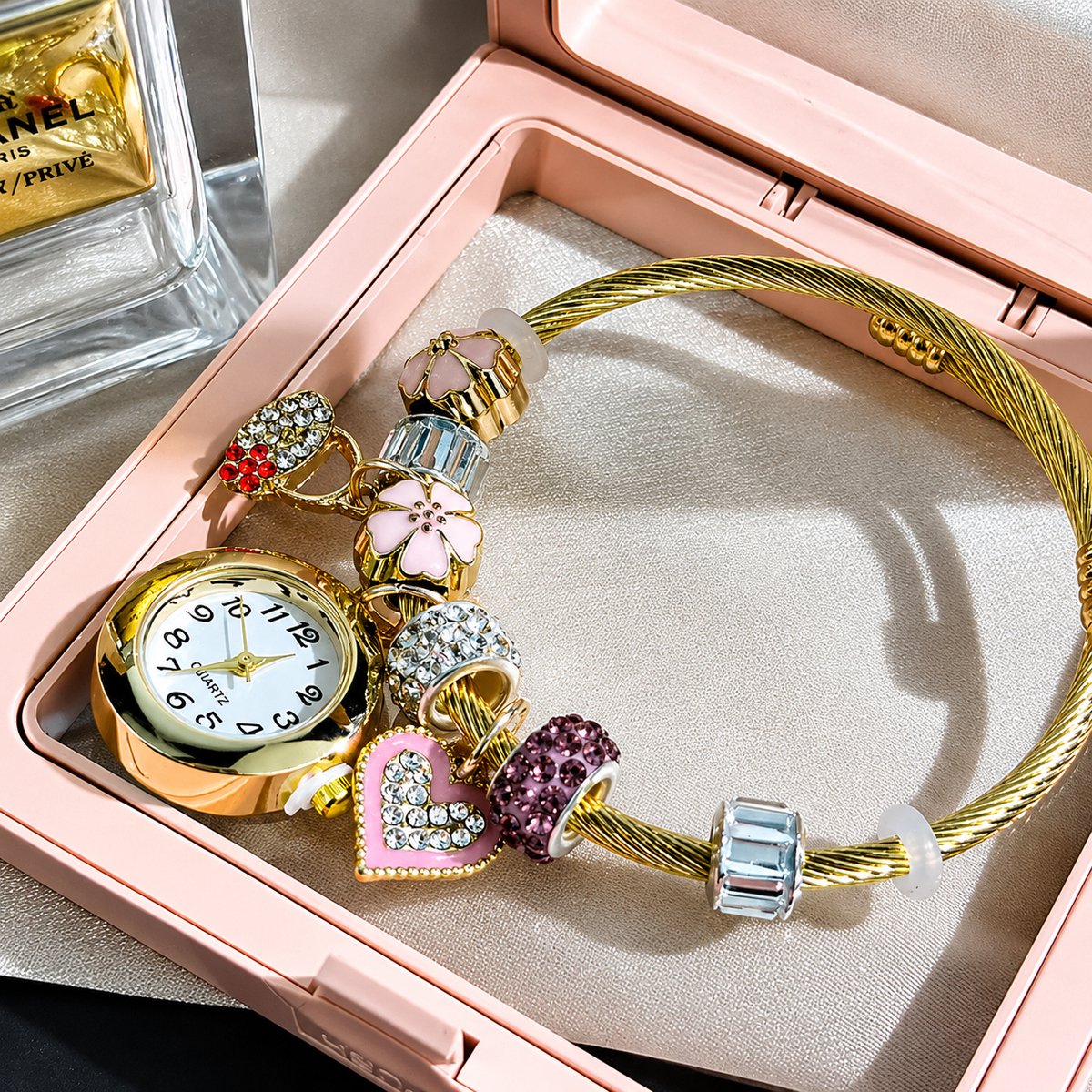 Selevie Bedelarmband met Horloge – Goudkleurig met Roze Hartje, Bloemen, Paarse Kraal en Strass Details