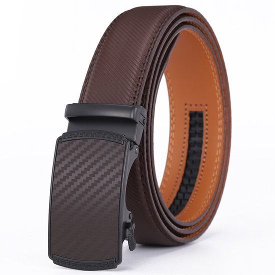 Ceinture en cuir marron à motif fibre de carbone avec boucle automatique noire, sur fond blanc.