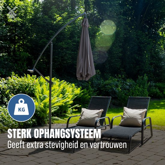 Grijze zweefparasol met gesloten doek, boven twee ligbedden op een patio.