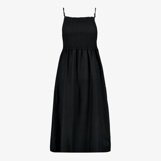 Zwarte maxi jurk met smock detail op de buste en spaghettibandjes met houten kralen.