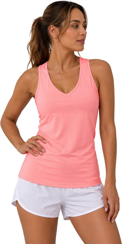 Modèle portant un débardeur de sport rose saumon à col en V et un short blanc.