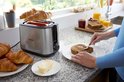 Grille-pain Philips argenté avec croissants sur le dessus, dans une cuisine.