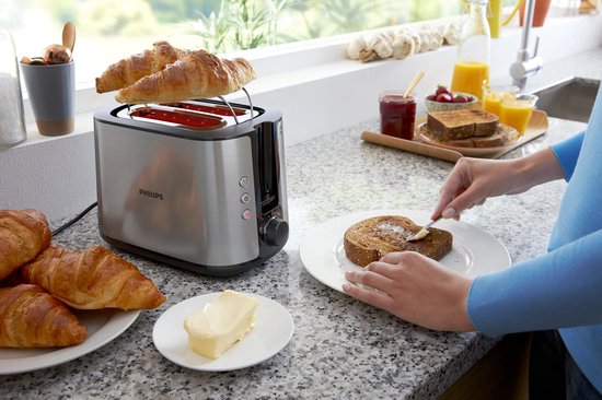 Grille-pain Philips argenté avec croissants sur le dessus, dans une cuisine.