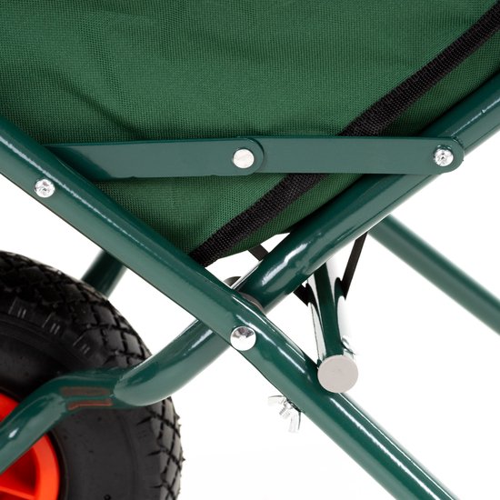 Detailopname van het metalen frame en de groene stof van de opvouwbare kruiwagen.