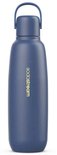 Donkerblauwe Sodastream fles met goudkleurig logo en handvat.