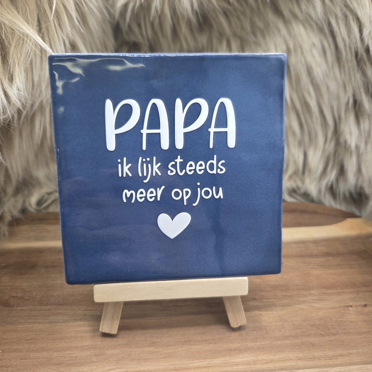Robuust Wenstegeltje Papa ik lijk steeds meer op jou – Hip trendy tegeltje – Uniek Cadeau voor papa, vaderdag of zomaar – Stijlvolle Woondecoratie met Boodschap – Trendy nu – Decoratief Tegeltje met Standaard – Cadeau Idee