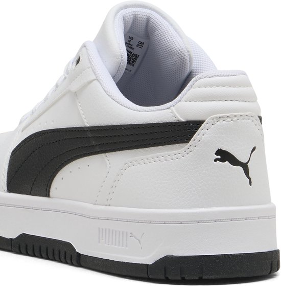 Zijaanzicht van witte Puma sneaker met zwarte Puma logo en Puma-opschrift op de zool.
