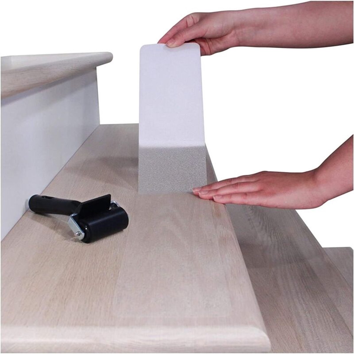 Een set van 15 antislip traptreden, 61 cm (4 x 24 inch), geschikt voor transparante antislipstrips aan de binnenzijde.