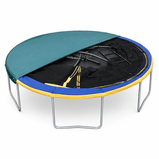Donkergroene trampolinehoes ligt deels over een trampoline met blauwe en gele rand, en metalen frame.