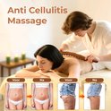 Een masseur gebruikt een houten roller op de rug van een vrouw. Twee sets 'voor' en 'na' foto's van buik en benen tonen anti-cellulitis effect.