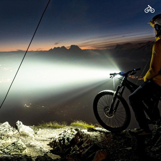 Fiets Koplamp - Voorlicht Fiets - Nachtfietsen Veiligheid - Automatische Lichtaanpassing - 300 Lumen - Zwart — afbeelding 4