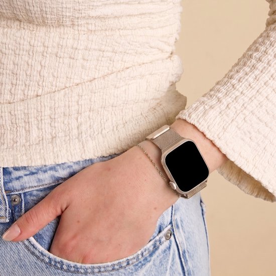 Close-up van een damespols met een smartwatch met Starlight Milanese bandje.