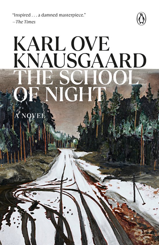 Boekcover met de titel 'The School of Night' van Karl Ove Knausgård. Afbeelding van een besneeuwde weg door een bos, met sporen van bloed.