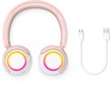 Roze Philips koptelefoon met witte oorschelpen en lichteffecten, met USB-oplaadkabel ernaast.