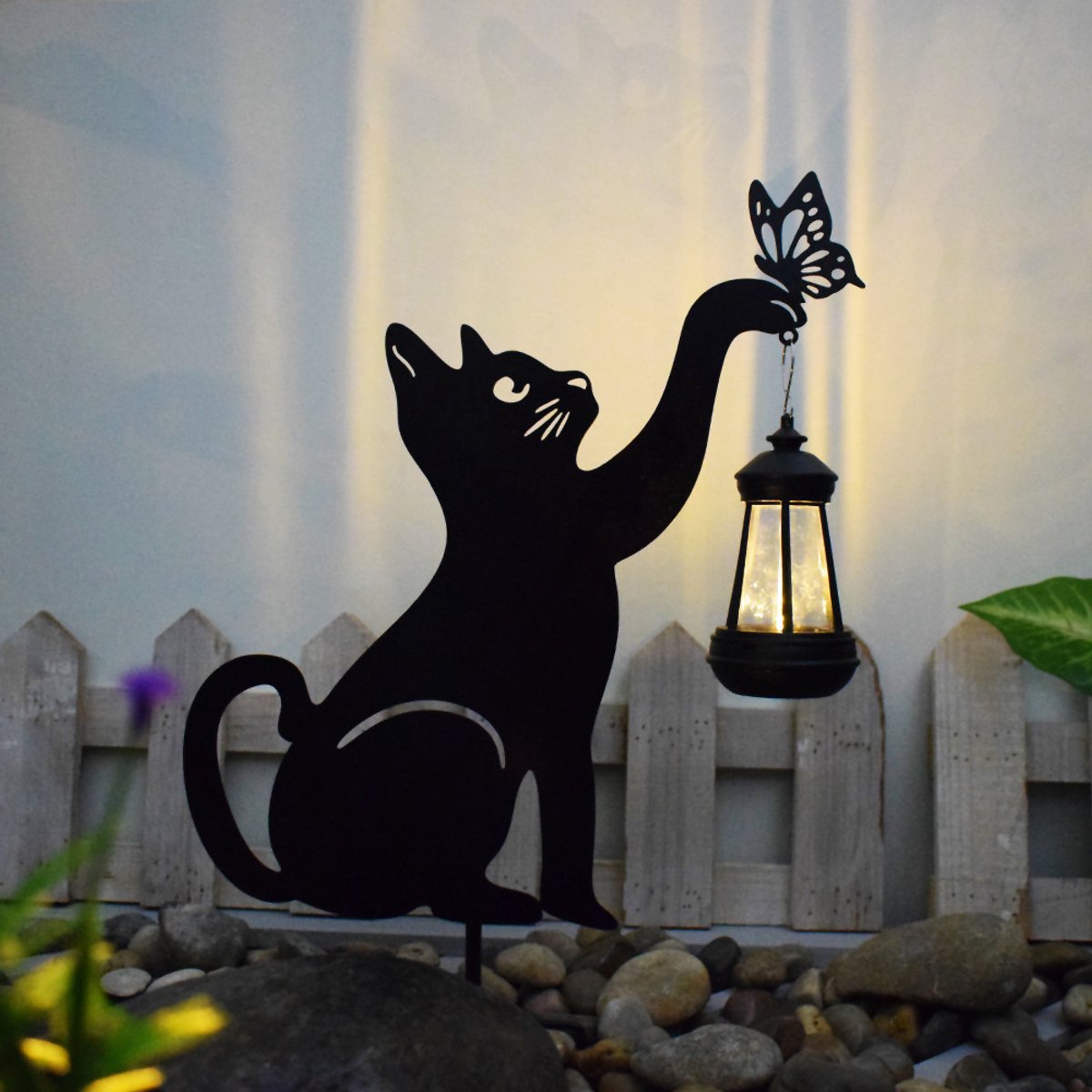 OUTARO Zwarte kat tuindecoratie met zonneverlichting - paalmodel met vlinder - sfeervol silhouet - duurzame buitenverlichting voor tuin