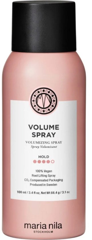 Roze fles met zwarte dop. Label met 'VOLUME SPRAY', '100% Vegan', 'Root Lifting Spray' en 'Produced in Sweden'.