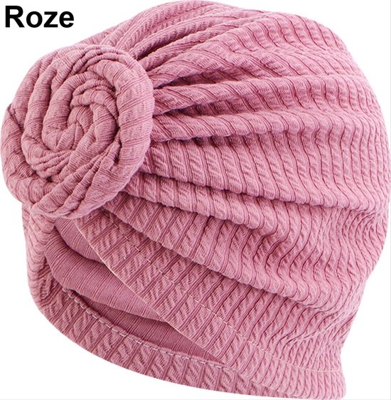 Roze tulband met bloemdetail en geribbelde stof.
