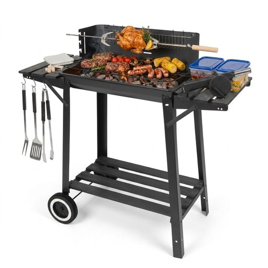 Zwarte kolenbarbecue met draaispit, vlees, worstjes, mais en een kip boven gloeiende kolen. Met zijplanken en onderstel.