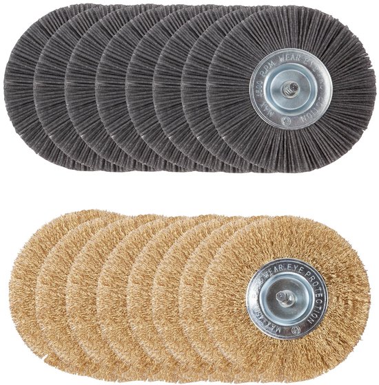 Tien grijze nylon onkruidborstels boven en tien goudkleurige stalen onkruidborstels onder.