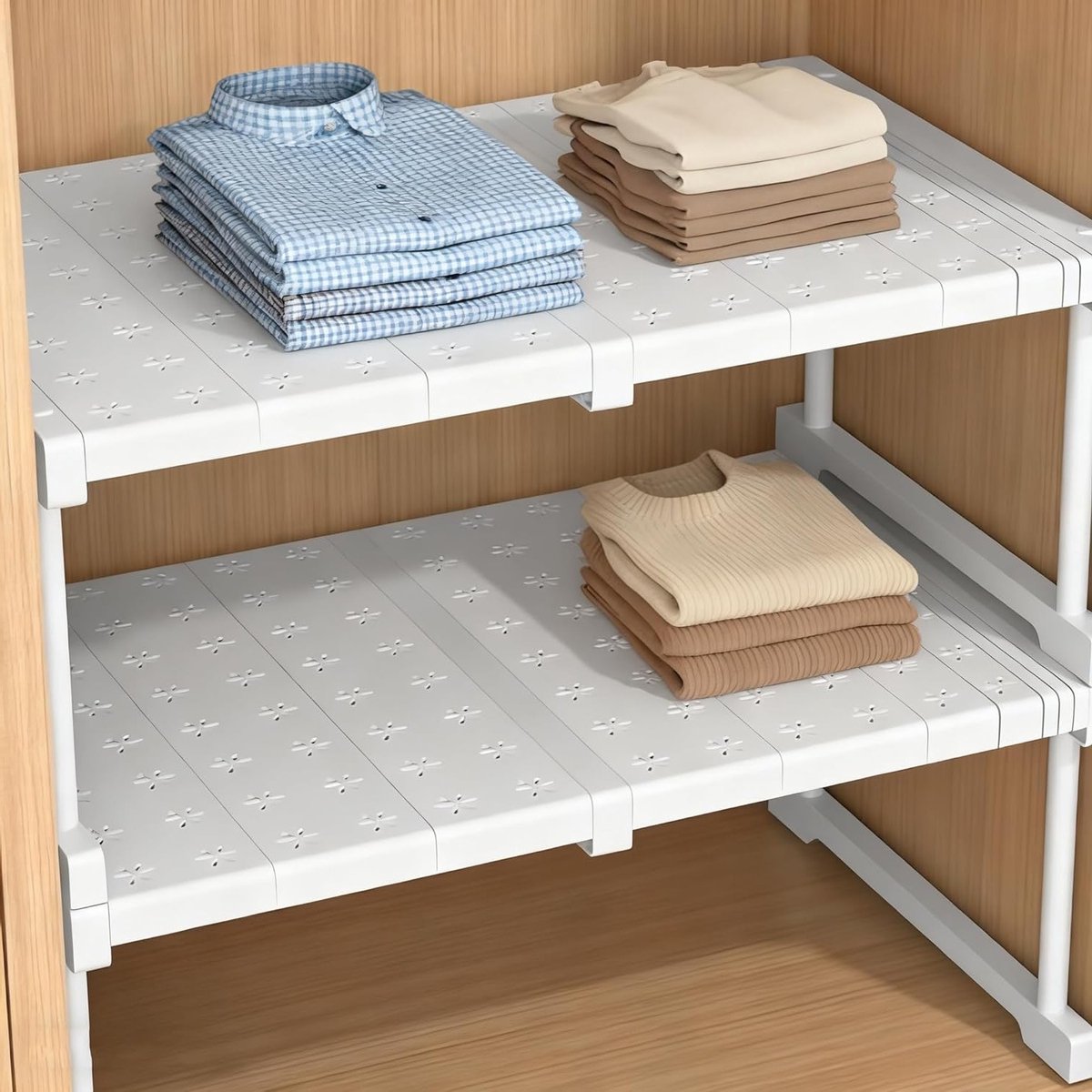 Verstelbare stapelbare kastorganizer voor ruimtebesparende opslag in kledingkast, keuken en badkamer met wit metalen frame
