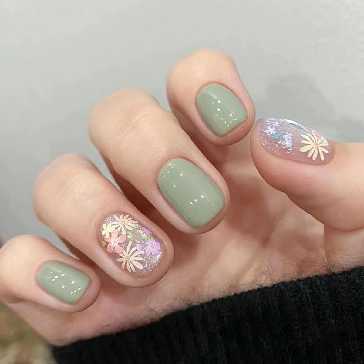 24 Stuks Pastorale Bloemen Nagelkunst Tablets, Geperste Nagels, Korte Franse Lichtgroene Nagels met Kleurrijk Bloemmotief voor Vrouwen