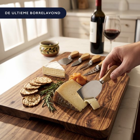 Een hand gebruikt een kaasmes met houten handvat om kaas te snijden op een houten borrelplank, omringd door kaas, crackers en een glas rode wijn.
