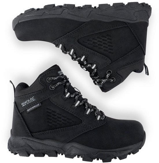 Twee zwarte wandelschoenen, waarvan één plat ligt. Met 'WATERPROOF'-logo.