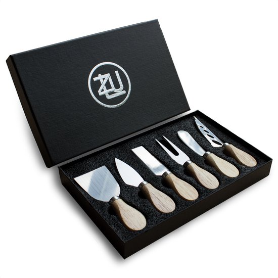 Zes RVS kaasmessen met eikenhouten handvat in een zwarte geschenkverpakking.
