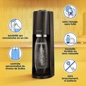 Zwarte SodaStream Terra met icoontjes die "fles klikt erin", "controle bubbels", "geen schroef, geen lek", "vaatwasmachinebestendige fles" en "geen stekker, geen batterij" weergeven.